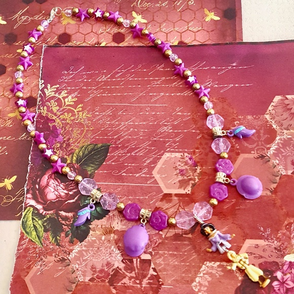 Vintage Polly Pocket Jasmine and Aladdin Doll Pendant Purple Beaded Necklace - Picture 2 of 5